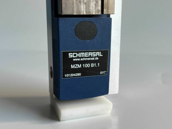 Schmersal MZM 100 B1.1 Electro-Magnetic Locking Actuator - Image 3